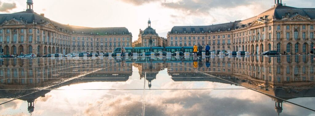 Place de la Bourse et Miroir d'Eau à Bordeaux avec reflet des façades du XVIIIe siècle