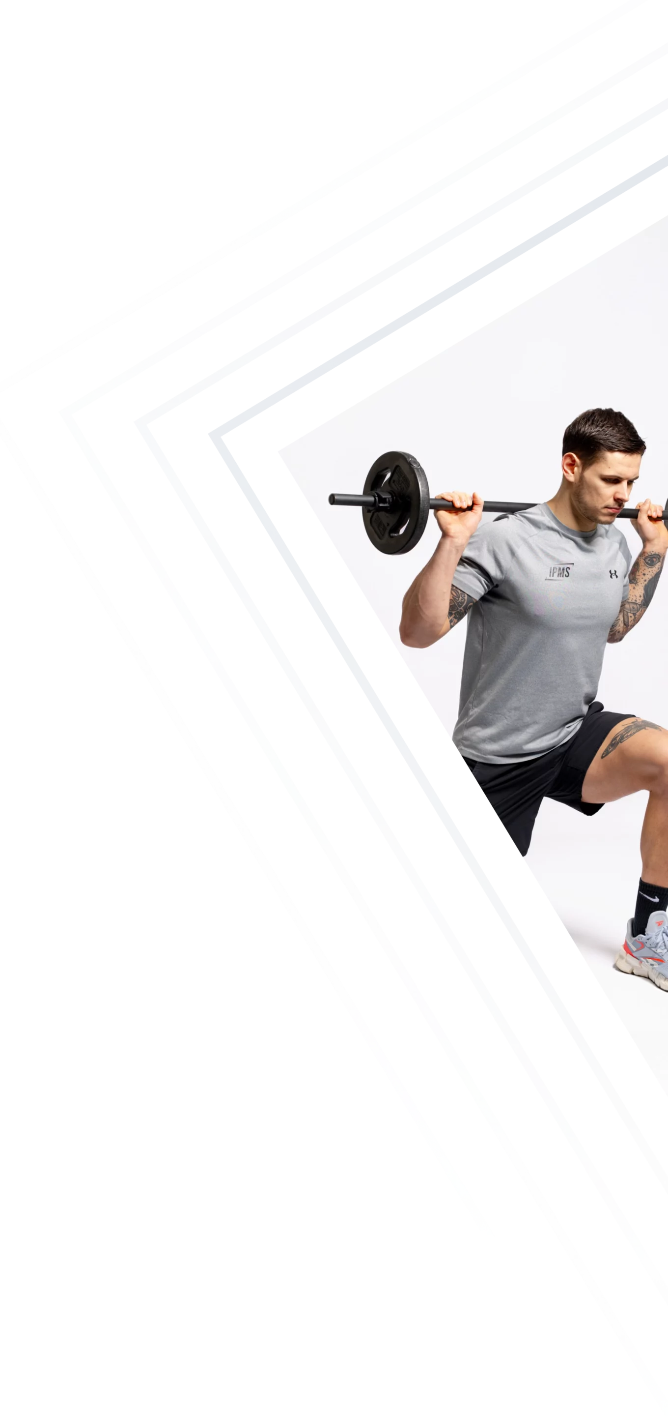 Étudiant en BPJEPS AF effectuant une fente avant avec barre lors d’un exercice de renforcement musculaire.