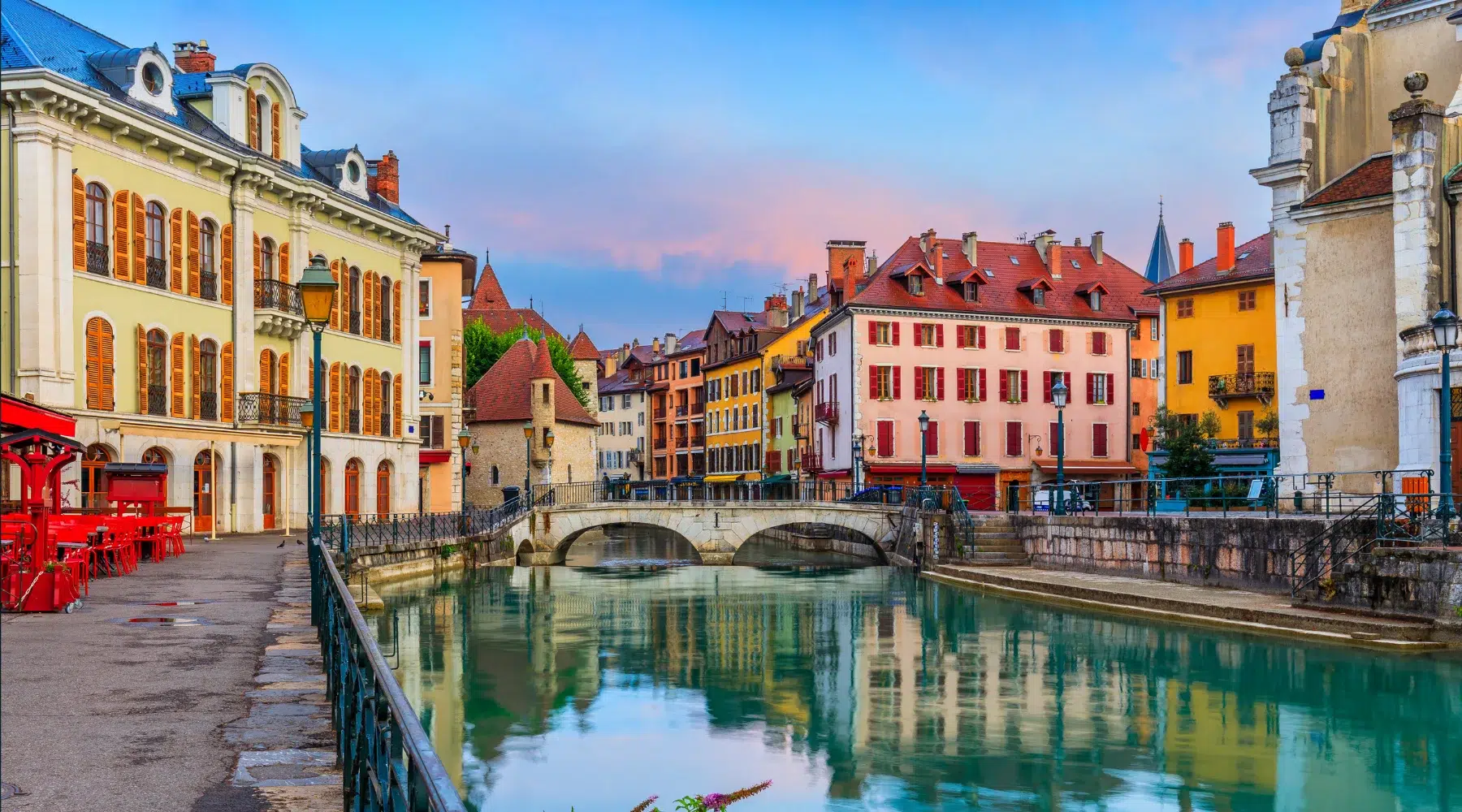 Vue du centre-ville d’Annecy avec ses canaux et bâtiments colorés.