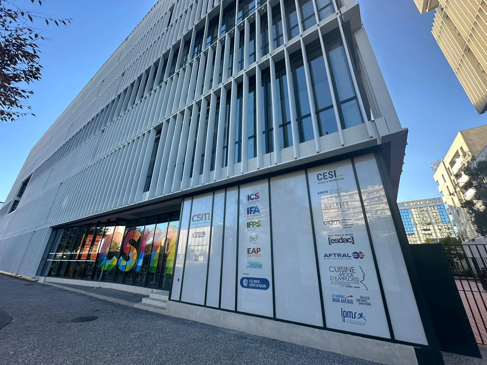 Façade du bâtiment du campus IPMS Nice au sein du centre CSM.