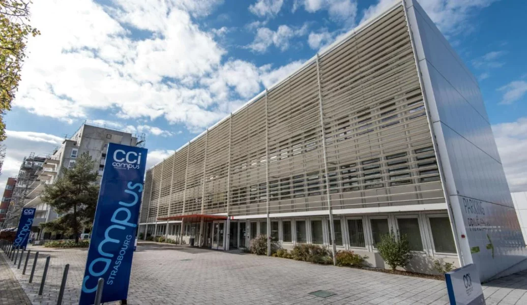 Façade moderne du bâtiment CCI Campus hébergeant l’IPMS Strasbourg.