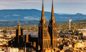 Vue panoramique sur la cathédrale de Clermont-Ferrand, symbole du centre-ville où se situe le campus IPMS.