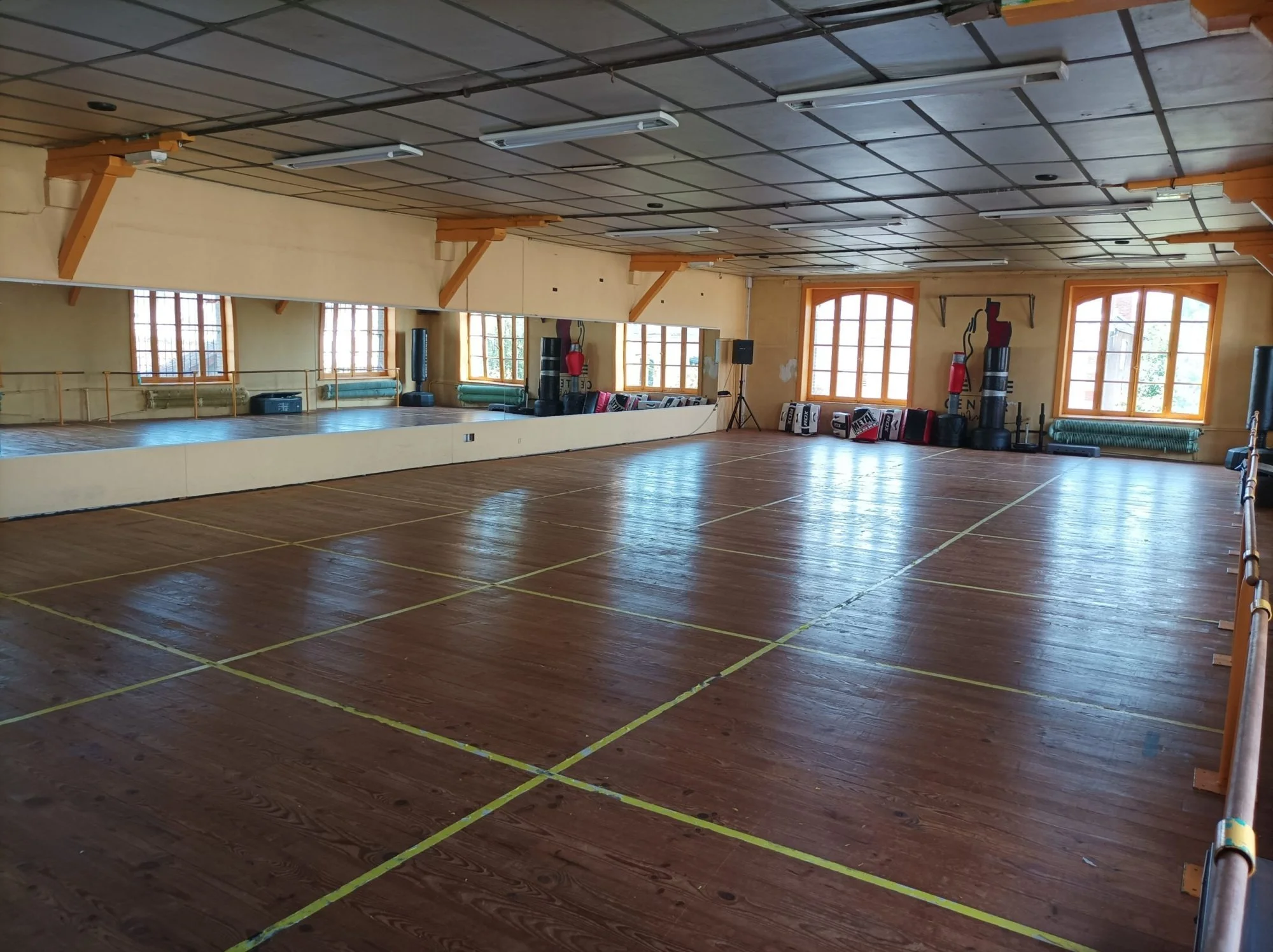 Grande salle de cours collectifs IPMS Limoges avec parquet et miroirs.