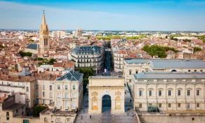 Vue aérienne du centre-ville de Montpellier avec l’Arc de Triomphe et la place Royale du Peyrou.