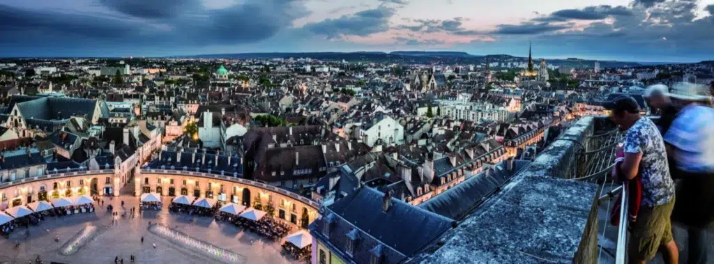 Vue panoramique du centre-ville de Dijon au crépuscule, depuis la tour Philippe le Bon.