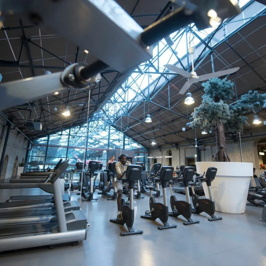 Espace cardio IPMS Le Havre : étudiants en formation BPJEPS AF s’entraînant sur vélos et tapis dans un plateau lumineux.