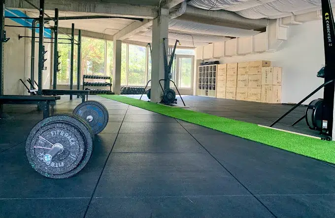 Plateau de musculation équipé au campus IPMS Lille.