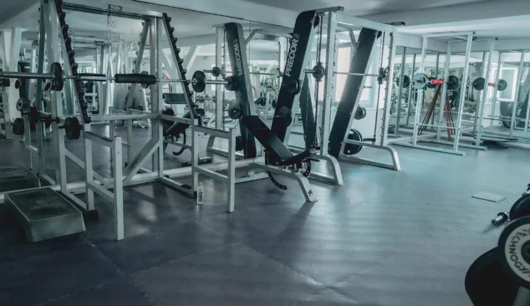 Plateau musculation IPMS équipé de machines et poids libres Technogym.