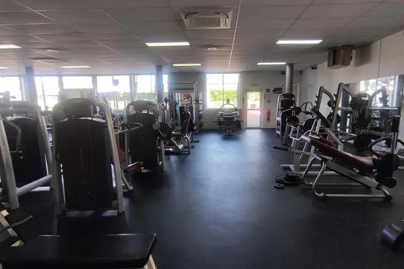 Plateau musculation IPMS Pau équipé pour la formation BPJEPS AF.