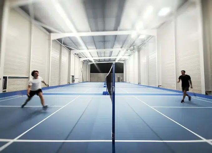 Terrain couvert pour sports de raquette au campus IPMS Lille.