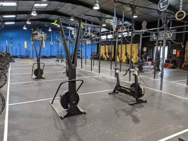 Grande salle de training fonctionnel du campus IPMS La Rochelle, avec équipements Xenios USA.