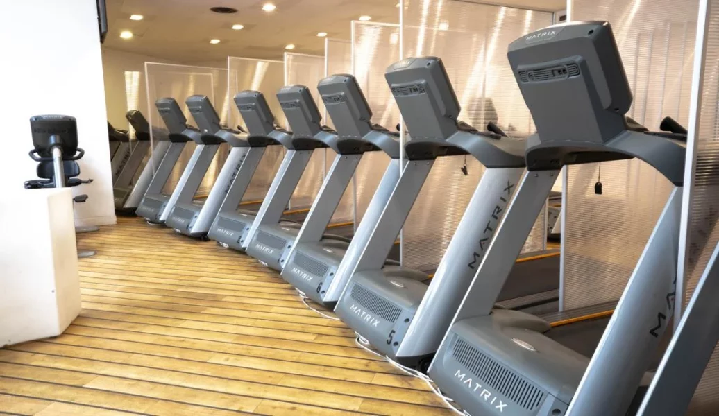 Rangée de tapis de course et vélos Matrix dans la salle cardio de l’IPMS Nanterre.