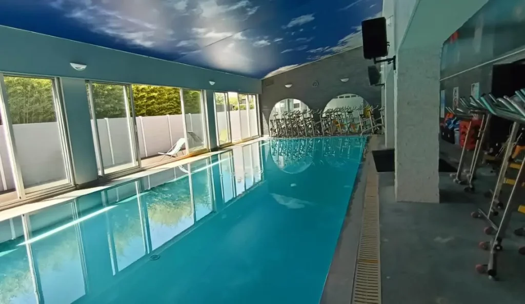 Piscine d’aquafitness IPMS Bordeaux équipée de vélos aquatiques pour la formation BPJEPS AAN.