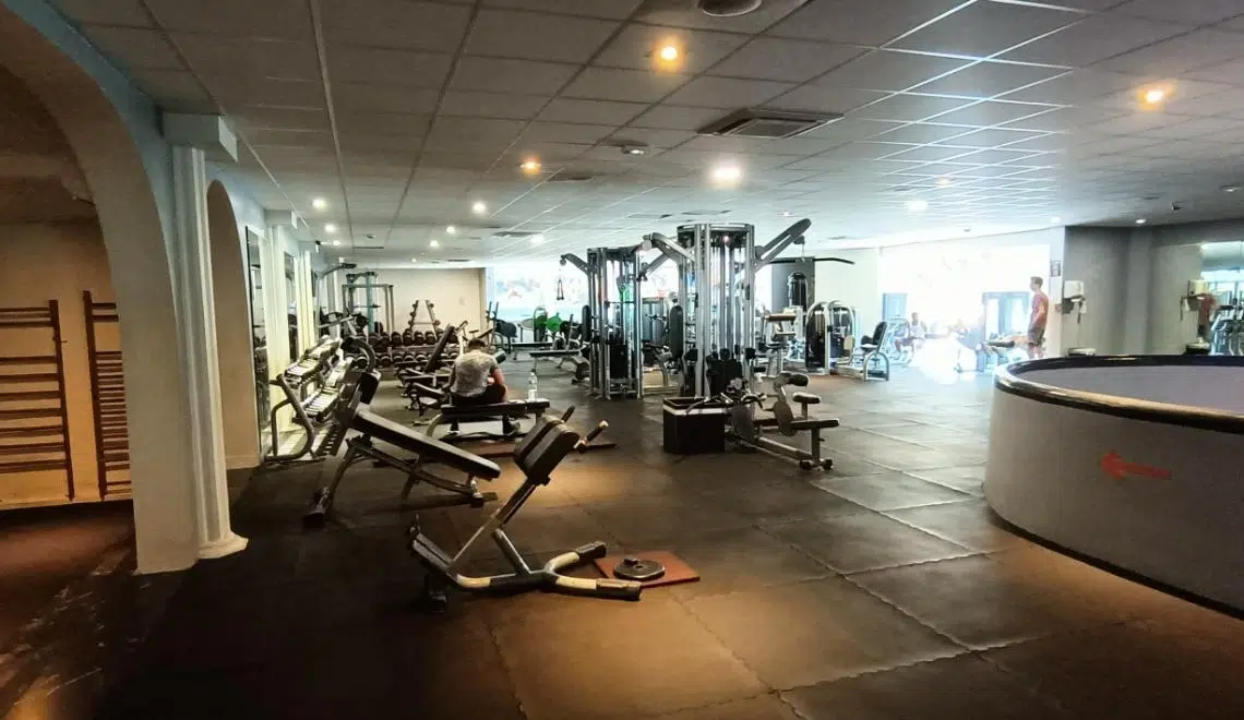 Plateau musculation IPMS Bordeaux avec machines de renforcement et bancs utilisés en formation BPJEPS AF.
