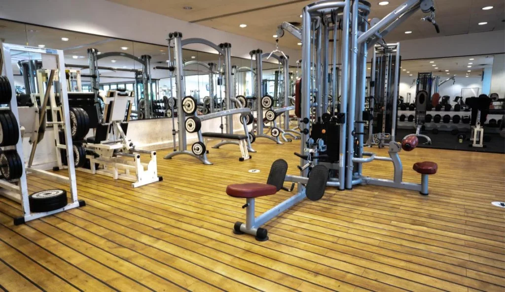 Salle multi-activités du campus IPMS Nanterre avec rameurs, TRX et matériel fonctionnel.