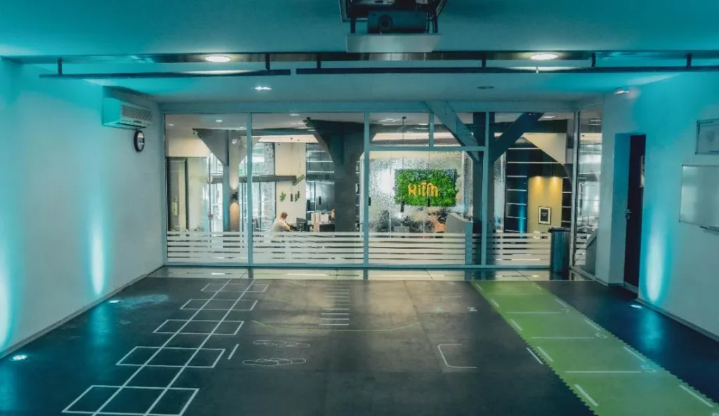 Zone d’entraînement IPMS avec vue sur le logo végétalisé depuis la salle.