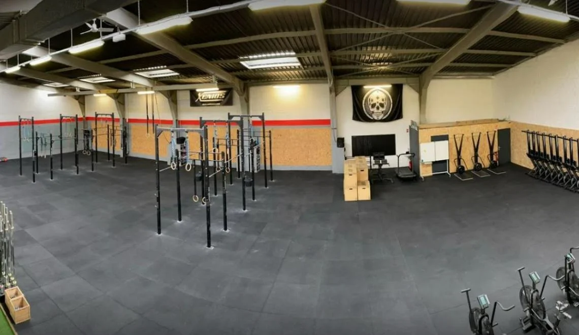 Grand espace de cross-training IPMS Strasbourg avec structures et barres de traction.