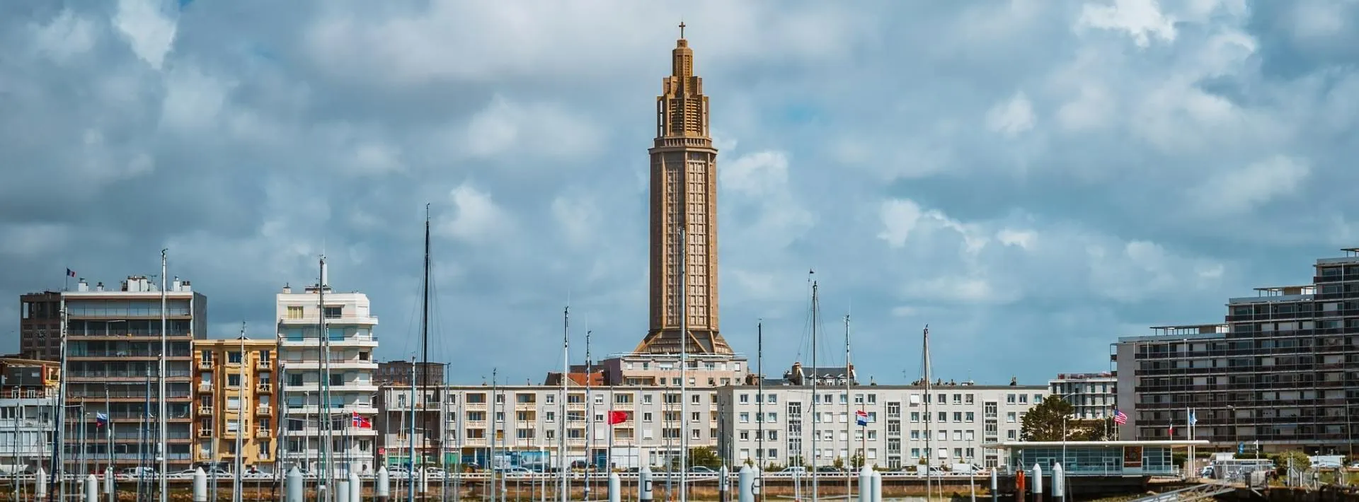 Vue sur la tour de l’église Saint-Joseph et le front de mer du Havre, ville du campus IPMS Normandie.
