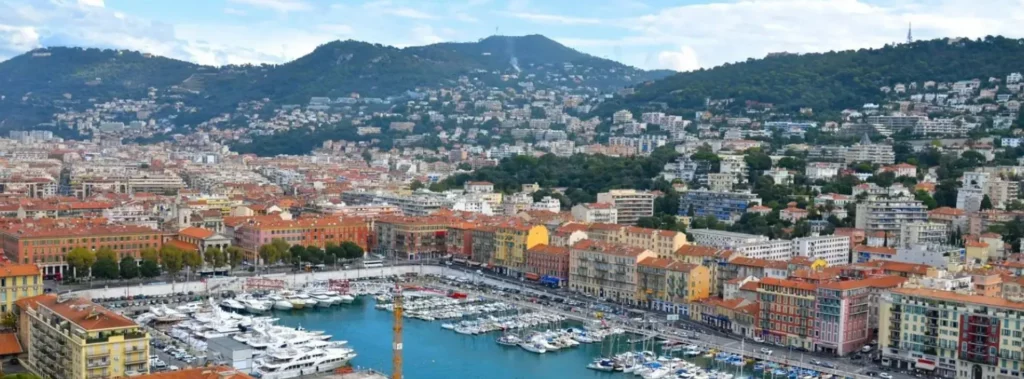 Vue panoramique du port et des collines de Nice, cadre du campus IPMS.