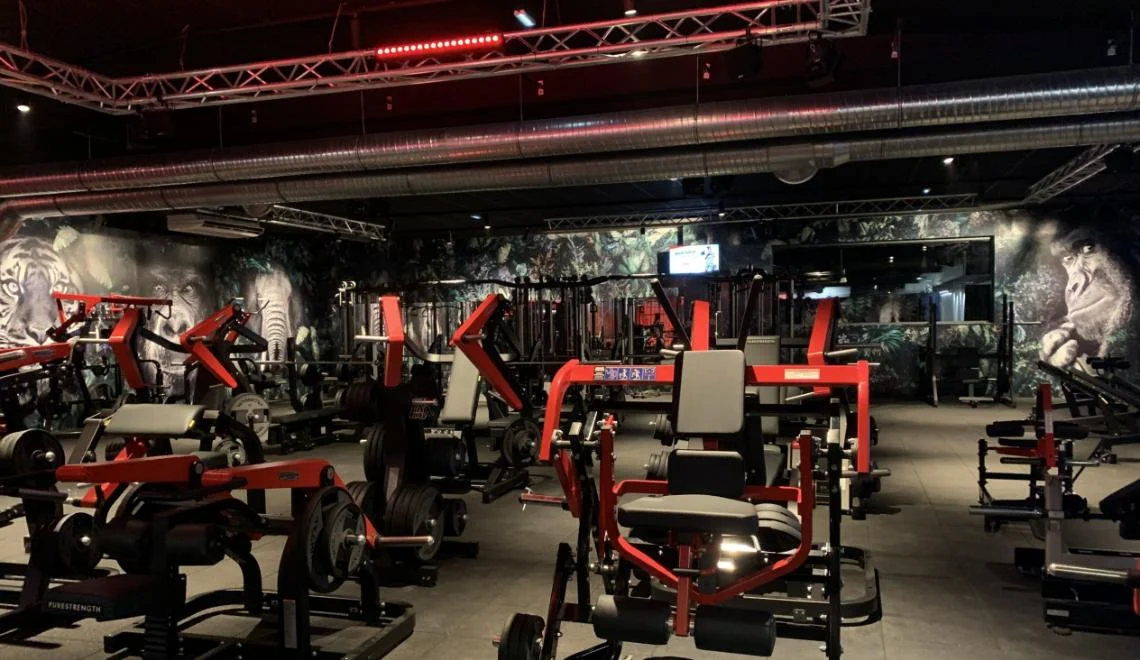 Salle musculation IPMS Strasbourg avec matériel de renforcement rouge et noir.