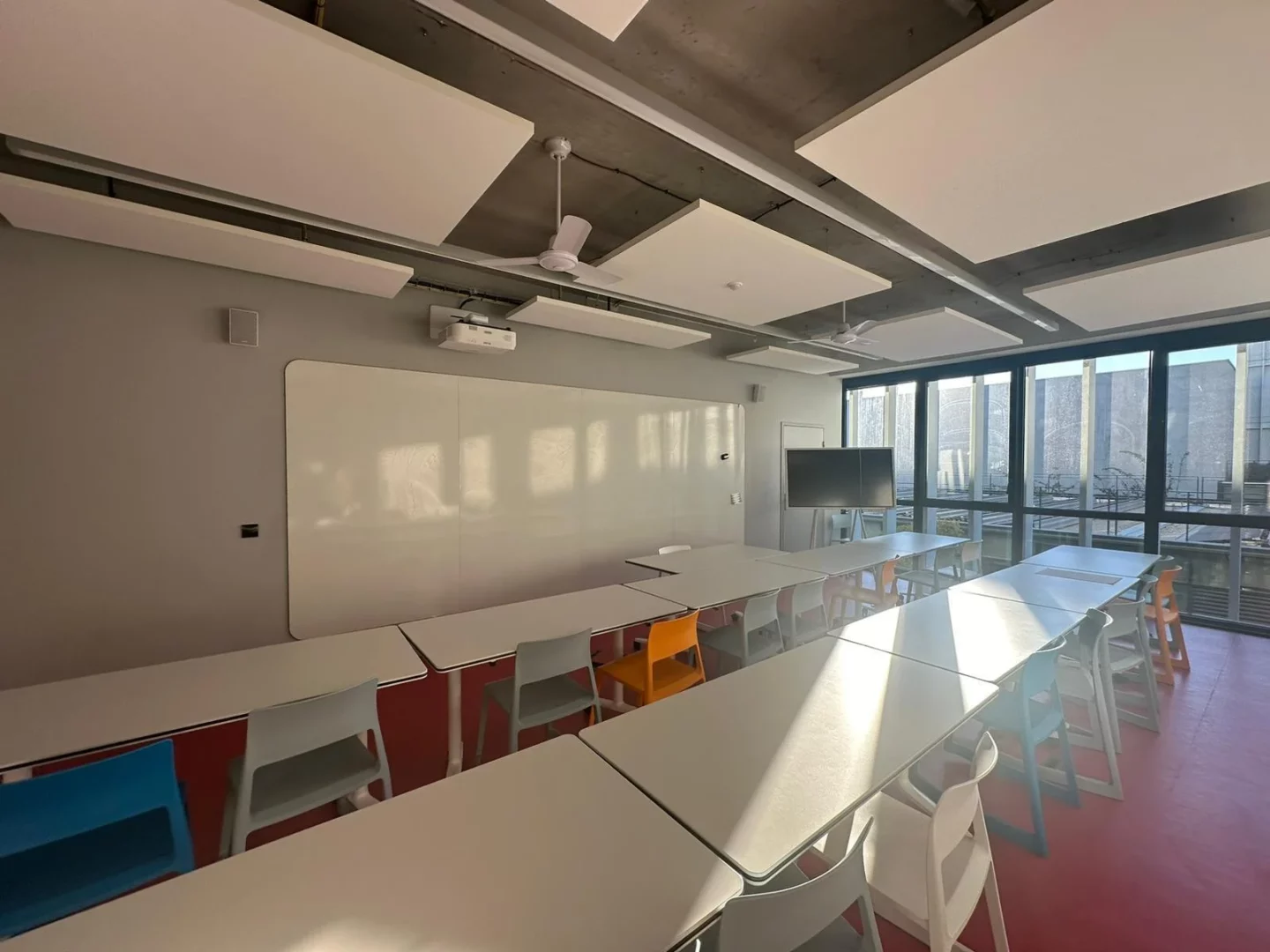 Salle de cours moderne au campus IPMS Nice, équipée d’un tableau interactif.