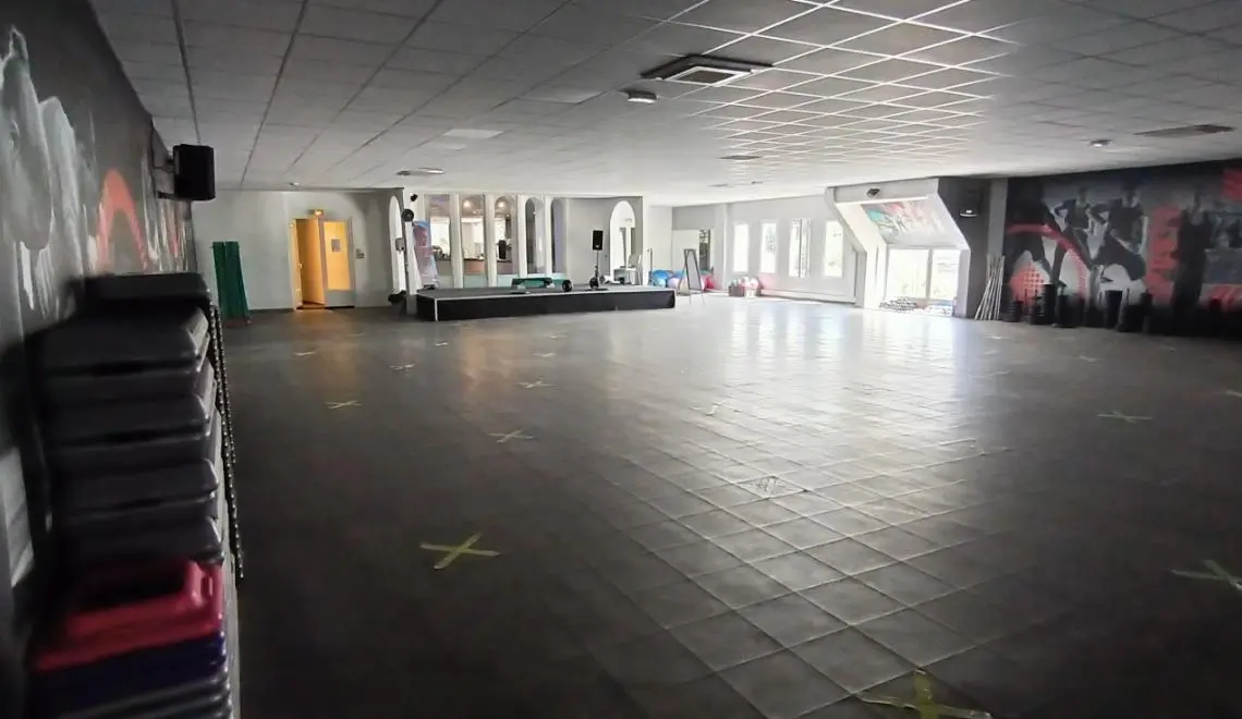 Grande salle de cours collectifs au campus IPMS Bordeaux, équipée pour les formations BPJEPS AF.