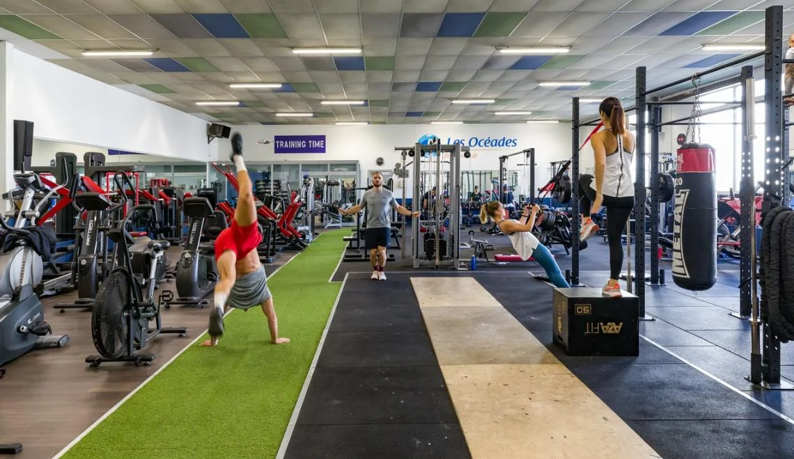 Plateau cardio et musculation IPMS avec appareils, haltères et zone fonctionnelle.