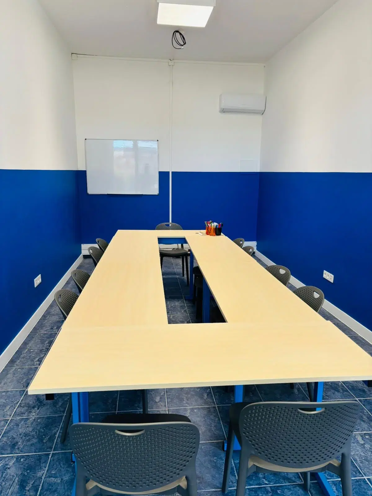 Salle de réunion IPMS Saint-André utilisée pour la coordination pédagogique et les travaux en groupe.