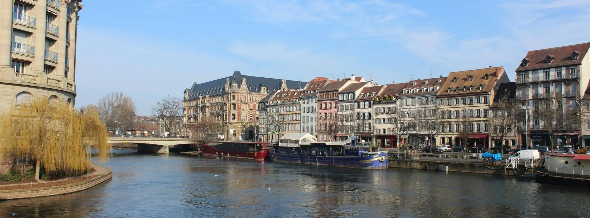 Vue panoramique du centre-ville de Strasbourg et des quais de l’Ill.