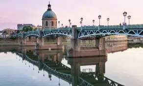 Pont Saint-Pierre à Toulouse avec reflet sur la Garonne, au lever du jour.