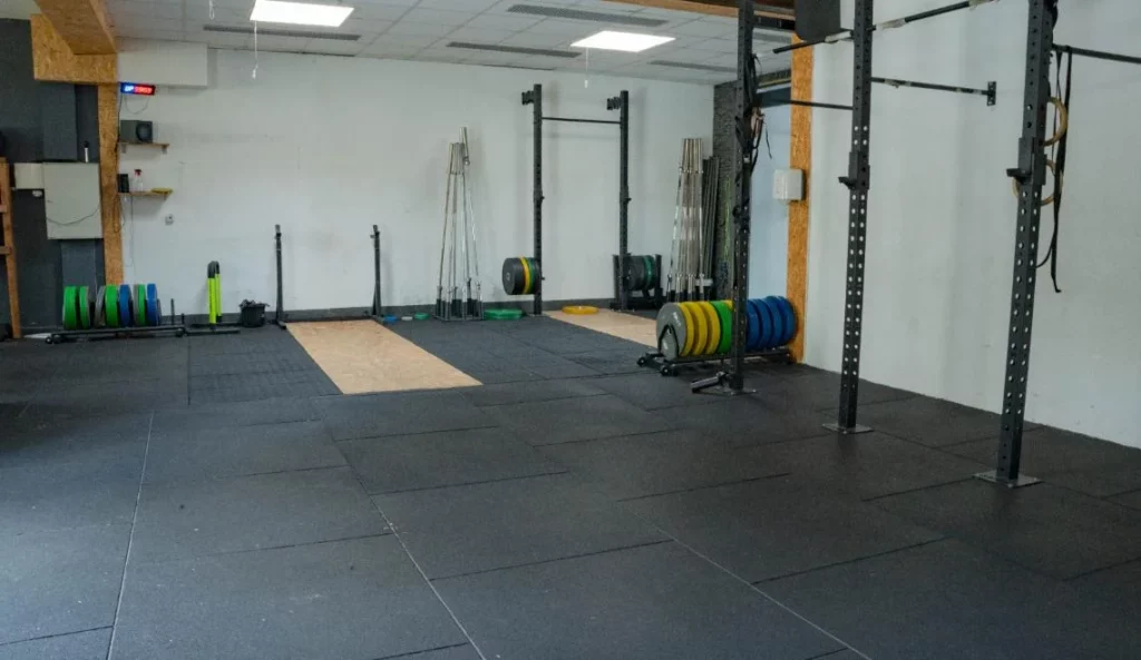 Zone d’entraînement IPMS équipée pour la pratique du cross training et de la musculation.