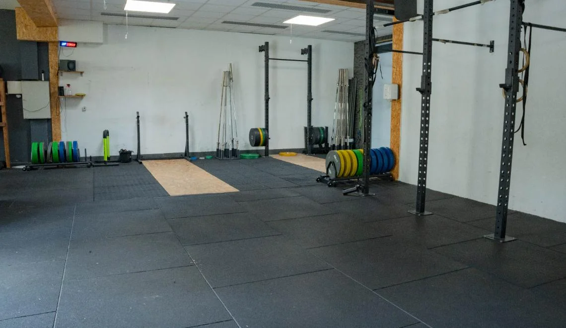 Zone d’entraînement IPMS équipée pour la pratique du cross training et de la musculation.