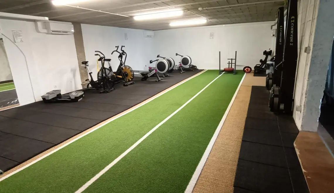 Espace fonctionnel IPMS Bordeaux avec piste de travail, vélos et rameurs pour la formation BPJEPS AF.