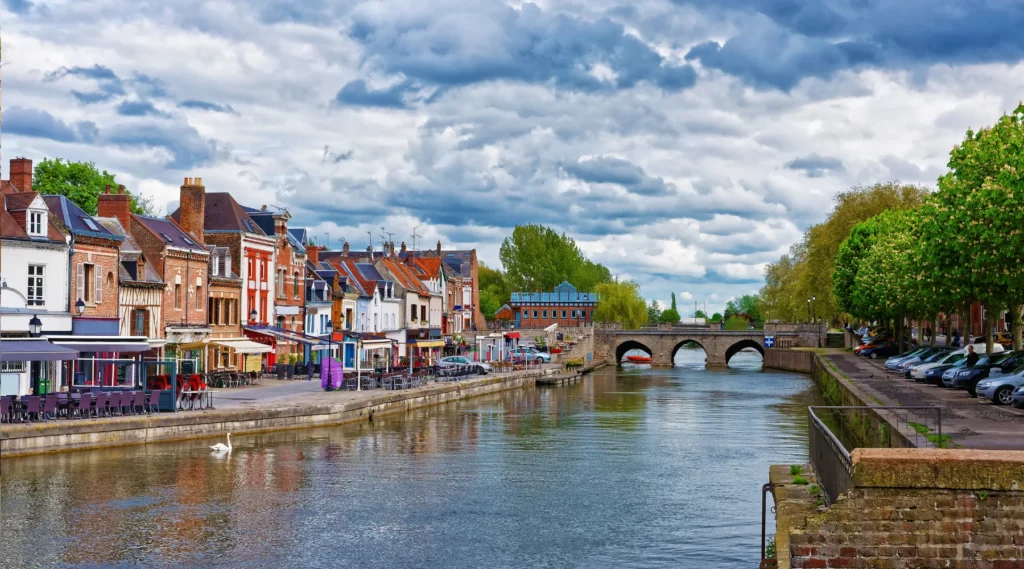 Vue des quais d’Amiens et du quartier Saint-Leu avec ses maisons colorées le long de la Somme.