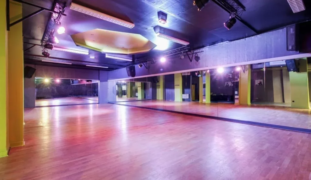 Studio lumineux avec parquet et miroirs, utilisé pour les cours collectifs BPJEPS AF à l’IPMS Lyon.