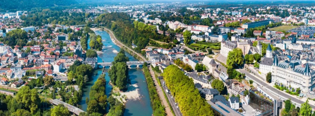 Vue aérienne de la ville de Pau et du Gave, proche du campus IPMS et de ses installations sportives.