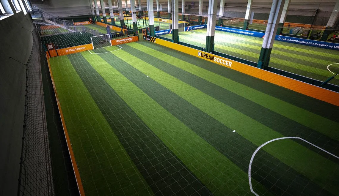 Vue aérienne des terrains Urban Soccer à Nanterre, en intérieur.