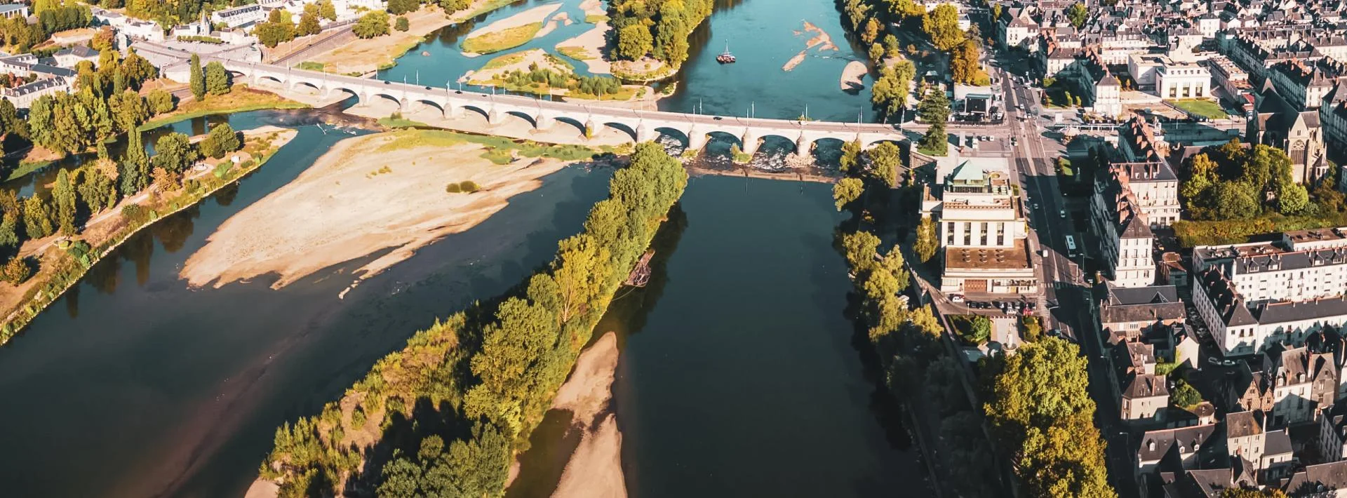 Vue aérienne de Tours et du pont Wilson traversant la Loire.