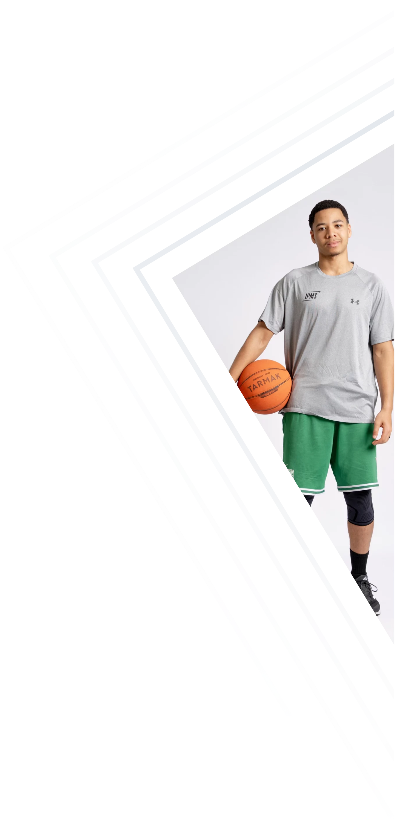 Étudiant en BPJEPS APT tenant un ballon de basket lors d’une mise en situation sportive en studio.