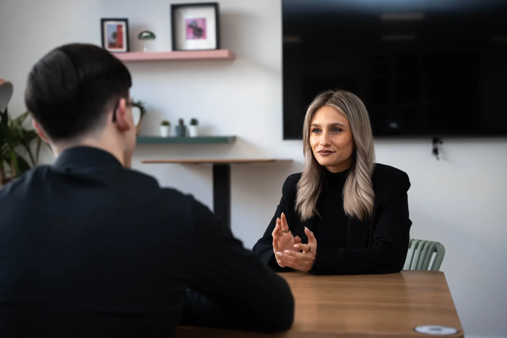 Entretien professionnel illustrant la fidélisation et le suivi client d’un technico-commercial.