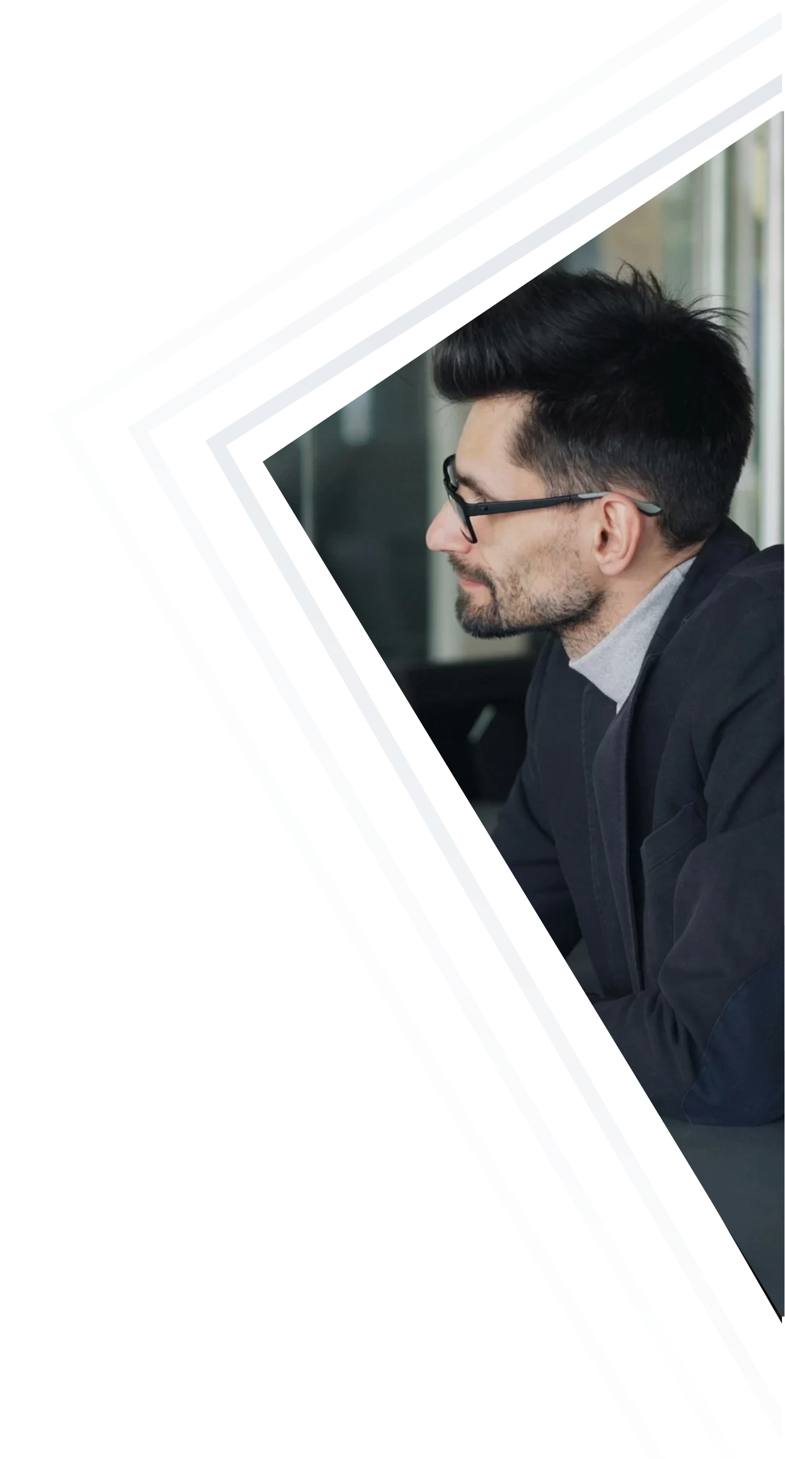 Portrait de profil d’un professionnel en costume discutant dans un bureau vitré, illustrant un échange de conseil.