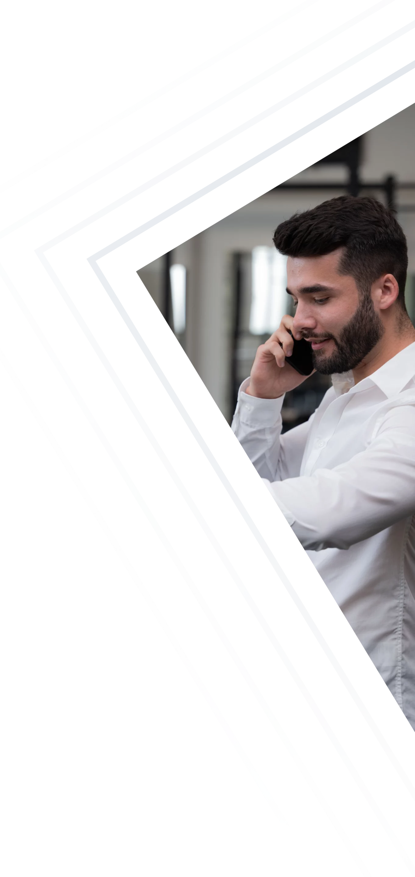 Technico-commercial en appel professionnel, partiellement encadré par un motif graphique moderne.