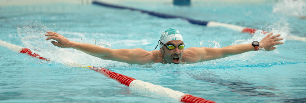 Nageur en nage papillon dans un bassin illustrant la formation BPJEPS AAN maître-nageur sauveteur