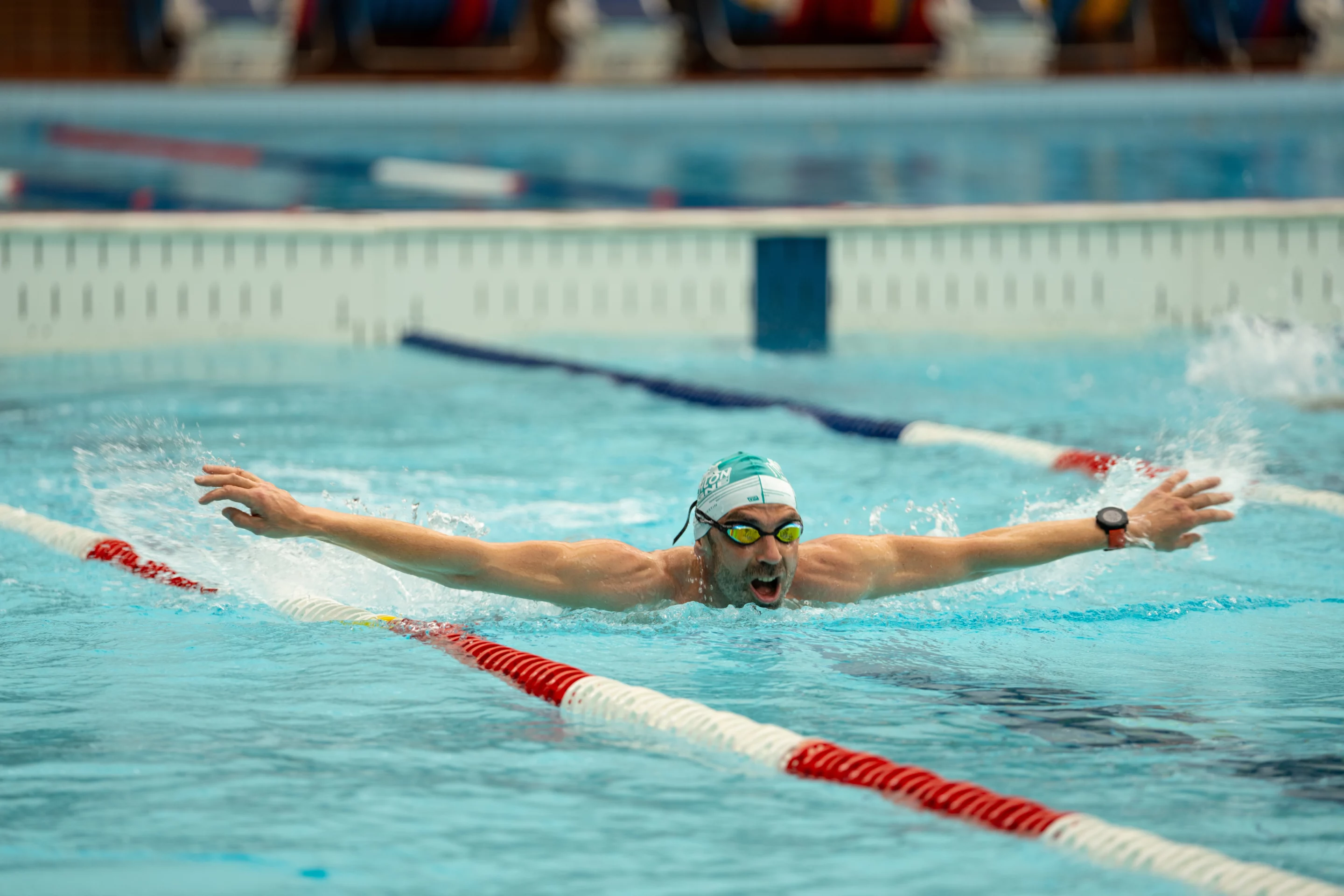 Nageur réalisant la brasse papillon dans un couloir de natation pour les épreuves techniques AAN.