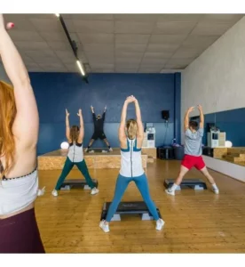 Groupe d’apprenants en cours collectifs guidé par un formateur IPMS dans une séance type BPJEPS AF option A.