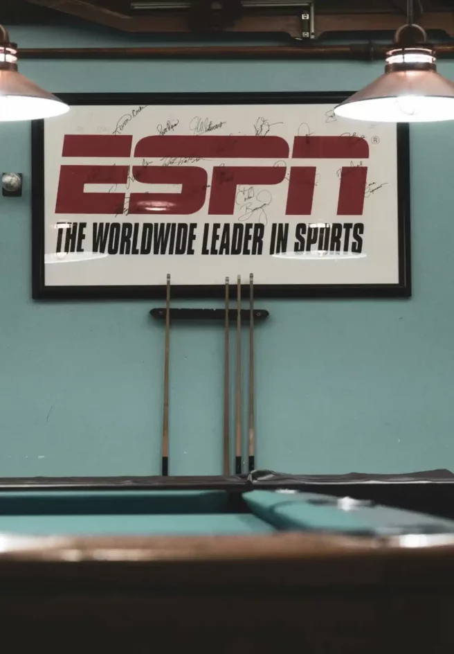 Salle de loisirs décorée avec maillots encadrés et logo ESPN, représentative de l’univers des équipementiers sportifs.